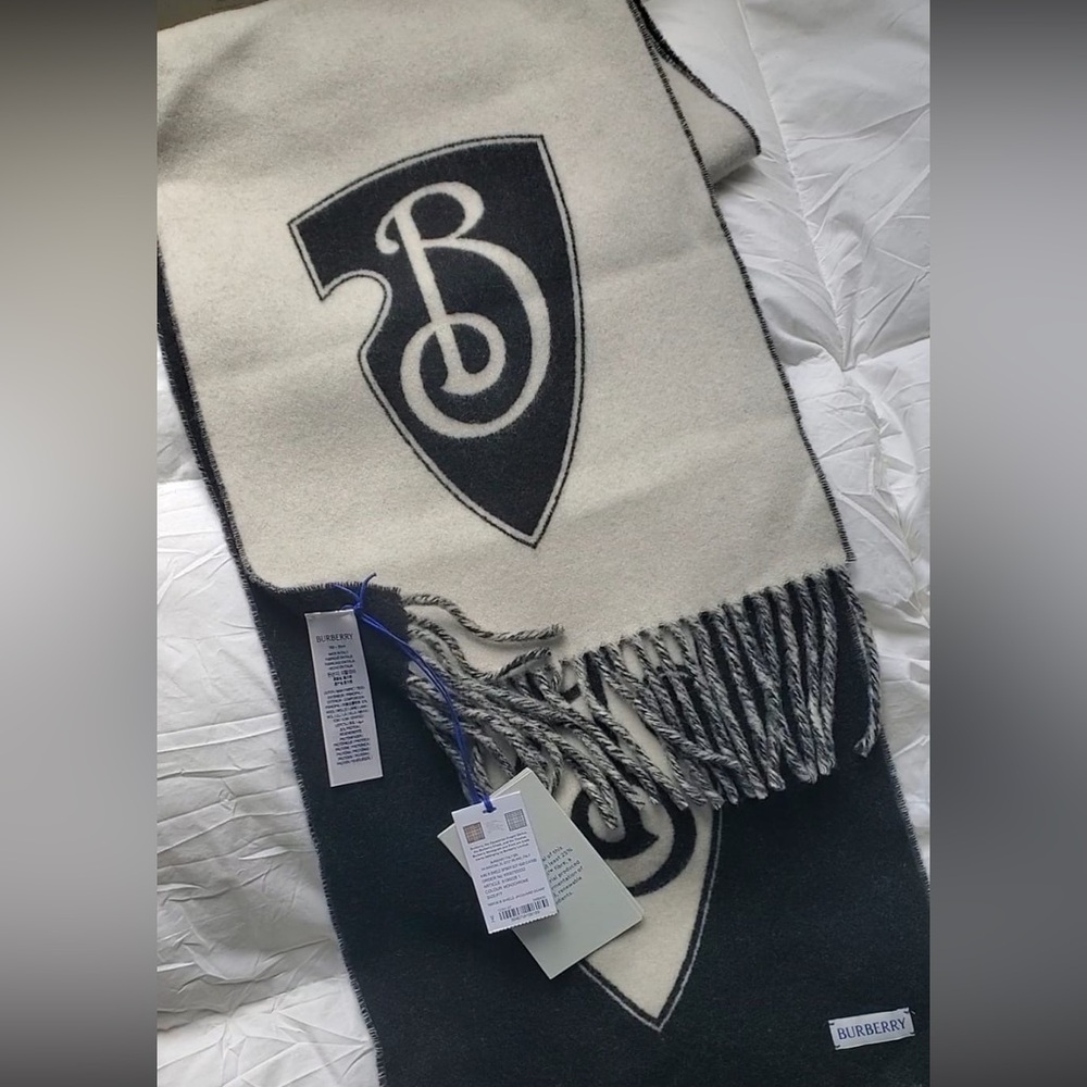 New with tag Burberry B Shield Unisex Reversible Black&Cream Wool Cashmere Scarf - Picture 7 of 15